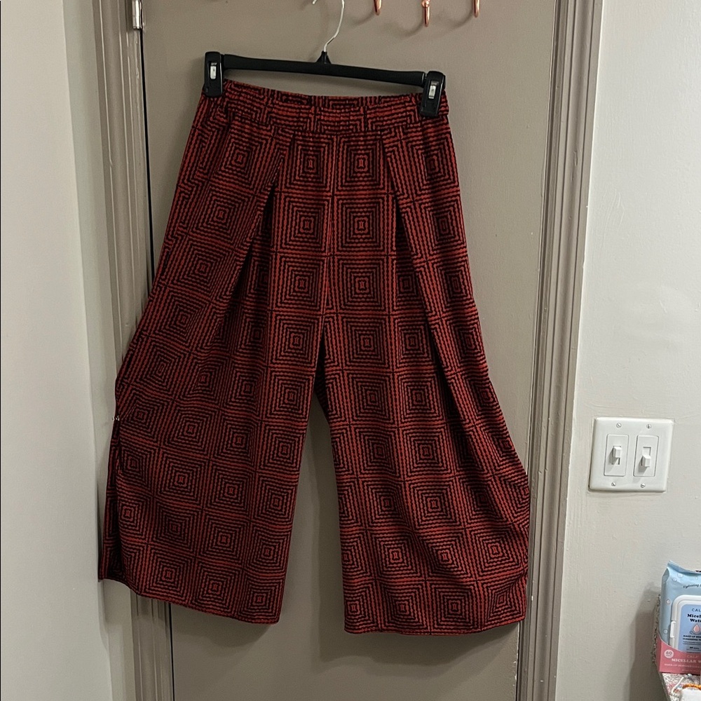 H&M Red and Black Geometric Capris